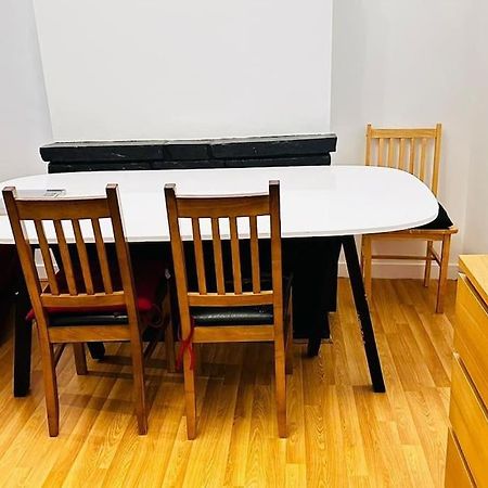 3 Bed House East London Home Bagian luar foto