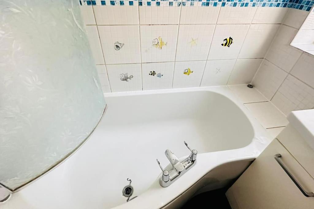 3 Bed House East London Home Bagian luar foto