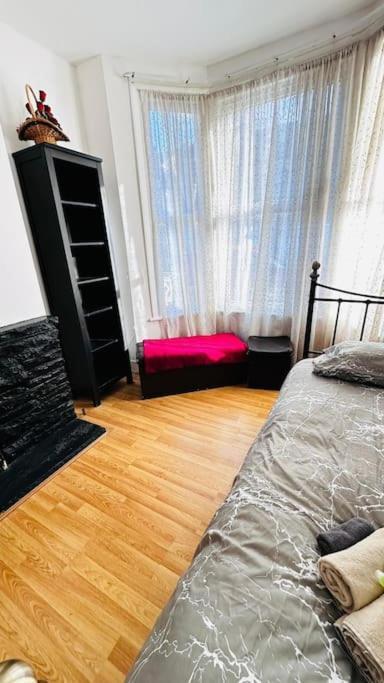 3 Bed House East London Home Bagian luar foto