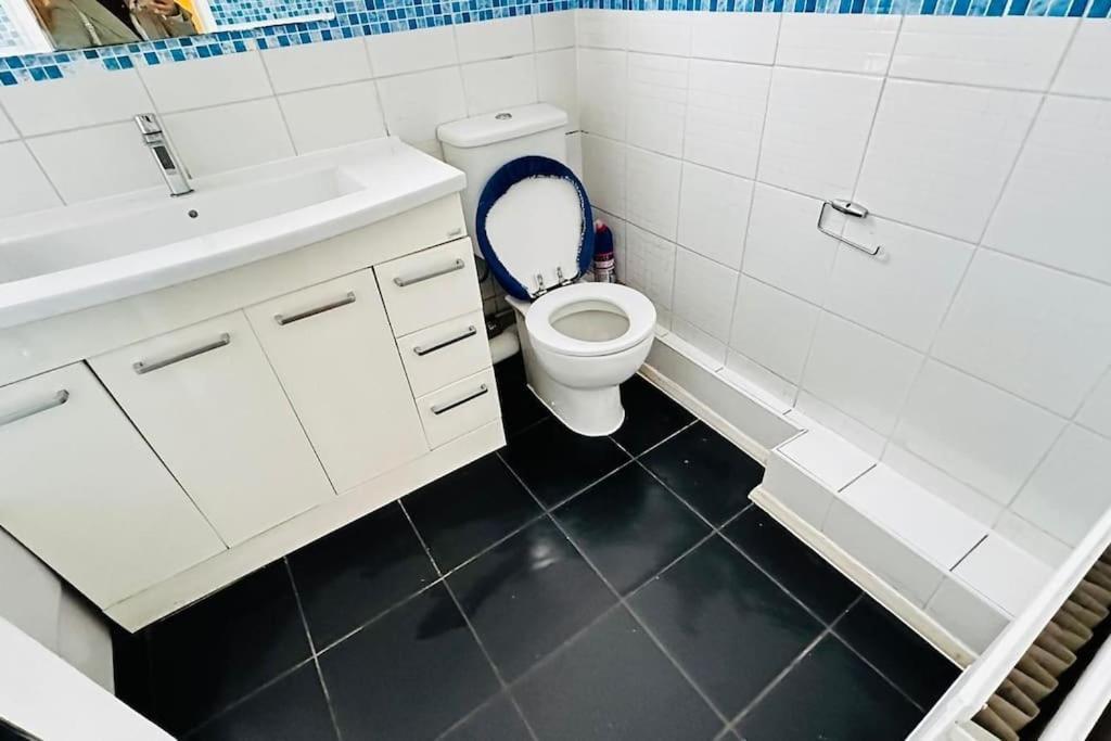 3 Bed House East London Home Bagian luar foto