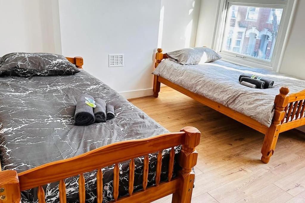 3 Bed House East London Home Bagian luar foto