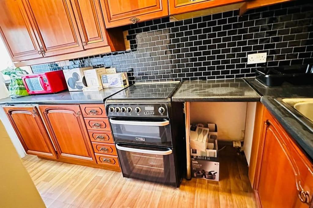 3 Bed House East London Home Bagian luar foto