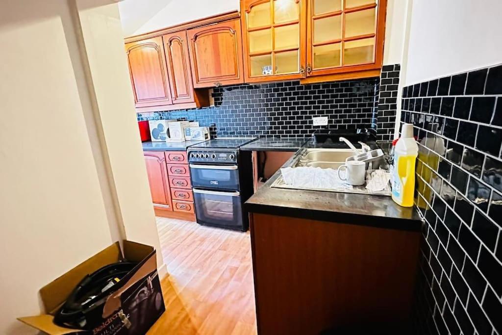 3 Bed House East London Home Bagian luar foto