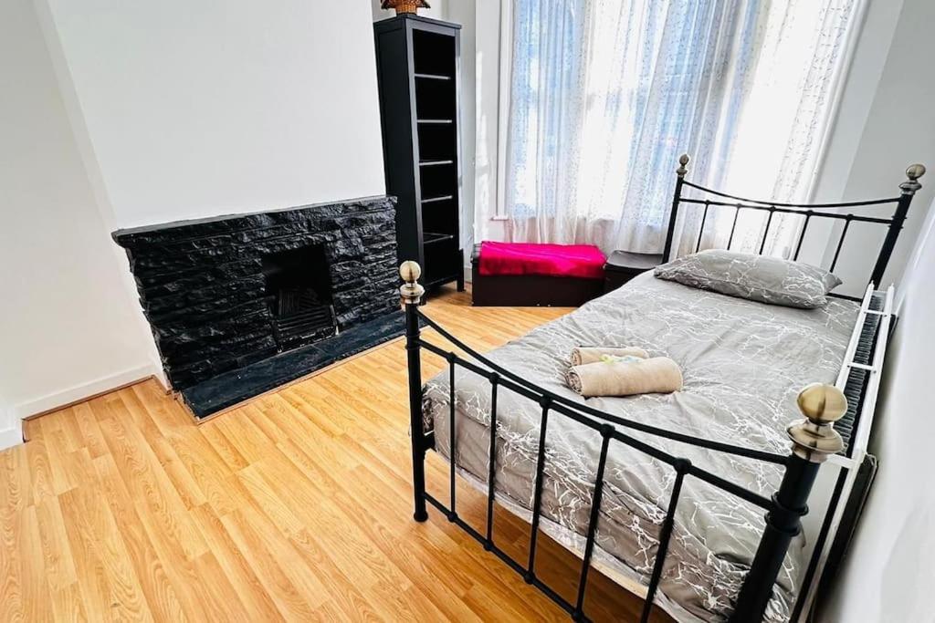 3 Bed House East London Home Bagian luar foto